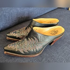 Charlie 1 Horse Lucchesse Western Mules Ladies Sz 9B Black w/ embroidery